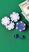 dado gioco craps nel casinò con patatine fritte, scommesse e rischio. craps gioco con tutti attributi video