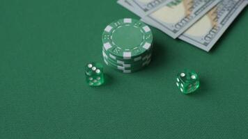 dado gioco craps nel casinò con patatine fritte, scommesse e rischio. craps gioco con tutti attributi come un' sfondo video