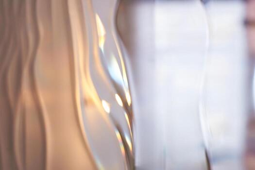 resumen ligero patrones reflejado en ondulado vaso superficie creando suave borroso antecedentes efecto. foto