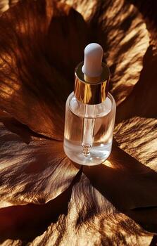 lujoso cuentagotas botella con suero descansando en suave dorado tela en calentar natural ligero. foto