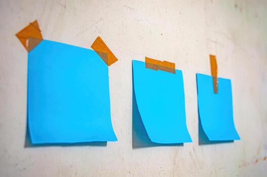 Tres blanco azul pegajoso notas grabado a un ligero muro, ideal para temas de memoria, planificación, oficina ánimo, o creativo espacio de trabajo estética foto