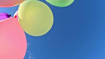 grupo do colorida balões flutuando dentro Claro verão céu video
