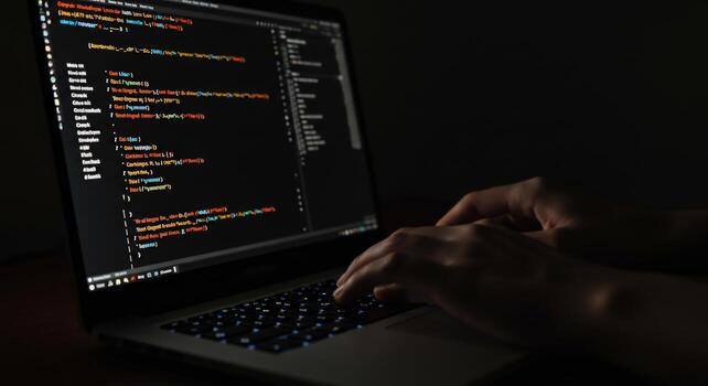 codificación en ordenador portátil pantalla con manos programación en oscuro habitación foto
