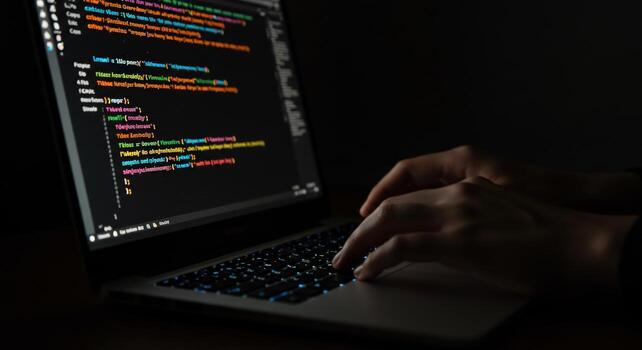 codificación en ordenador portátil a noche software desarrollo foto