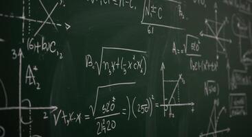 matemáticas fórmulas y ecuaciones en pizarra antecedentes para educación foto