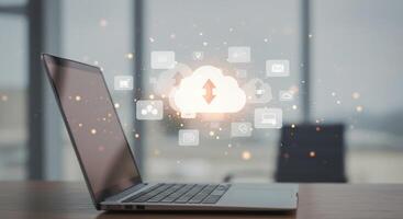 nube informática y datos transferir concepto con ordenador portátil foto