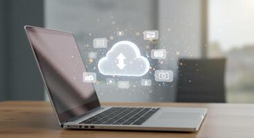 nube informática tecnología con ordenador portátil en escritorio en oficina foto