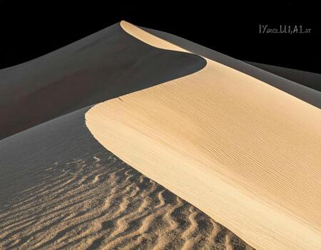 de cerca de un arena duna, tonos claros cresta, oscuro oscuridad foto