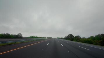 guida auto su il vuoto autostrada con bagnato buio superficie sotto pioggia. pov Visualizza a partire dal il davanti passeggeri posto a sedere. primavera tempo video