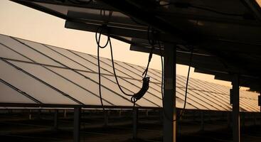 solar paneles - otoño arrestar acollador enroscado cerca ancla punto no notificado en rastreador fila a dorado hora con largo foto