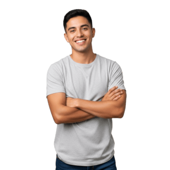sorridente uomo con attraversato braccia isolato su trasparente sfondo è guardare a il telecamera con un' amichevole espressione, veicolare fiducia e avvicinabilità png