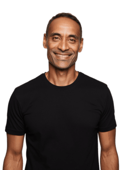 un' sorridente di mezza età uomo con corto capelli è isolato su trasparente sfondo, indossare un' nero maglietta e guardare direttamente a il telecamera con un' contento espressione png