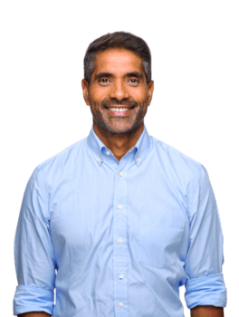 un' sorridente di mezza età uomo con un' barba isolato su trasparente sfondo, indossare un' leggero blu colletto camicia e guardare direttamente a il telecamera con un' amichevole e accessibile espressione png