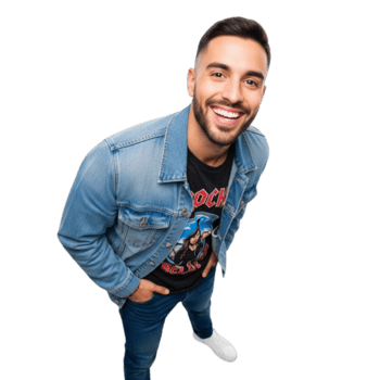 uma alegre jovem homem dentro uma jeans Jaqueta e gráfico tee sorrisos amplamente enquanto olhando acima às a Câmera, isolado em transparente fundo png