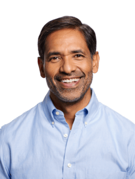 ritratto un' sorridente di mezza età uomo con un' barba, isolato su trasparente sfondo, indossare un' leggero blu bottone giù camicia e guardare direttamente a il telecamera con un' caldo e amichevole espressione png