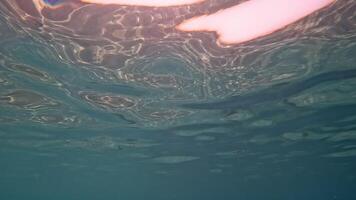 under vattnet yta se med solljus reflektioner skapande abstrakt mönster i lugna blå hav video