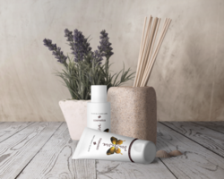 productos cosméticos conjunto con mariposa diseño y lavanda psd