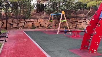 explorar un animado patio de recreo con columpios, alpinismo estructuras, y relajante bancos en un natural ajuste video