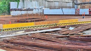 en se av de konstruktion webbplats som visar armeringsjärn, ramverk, och material avgörande för byggnad stark stiftelser video