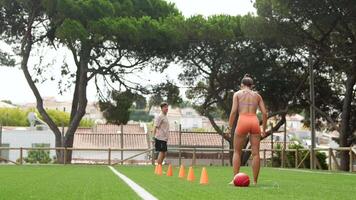 delta i en dynamisk Träning session fokuserade på fält aktiviteter och skicklighet förbättring video