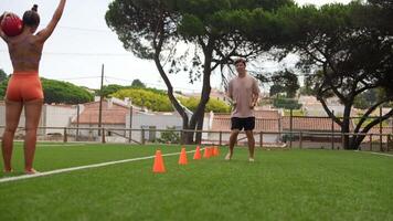 engagerande och dynamisk Träning session terar koner och en medicin boll för maximal effektivitet video