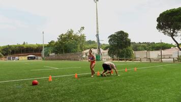 ett engagerande Träning session på en gräs fält med koner och ivrig deltagarna för skicklighet öva video