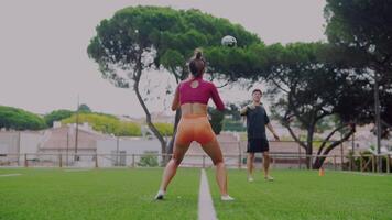 dinâmico Treinamento sessão ocorrendo entre dois atletas em uma lindo Relva campo video