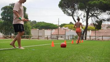 engagerande i en dynamisk träna på en grön fält betona Träning och samordning Kompetens video