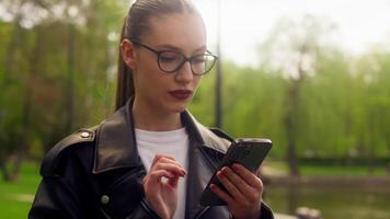pensativo pensativo caucasiano mulher segurando cabeça Móvel telefone Smartphone problema problema pensar digitando mensagem fêmea empresária parque mensagens de texto resolução estressado decisão conectados menina lado de fora o negócio video