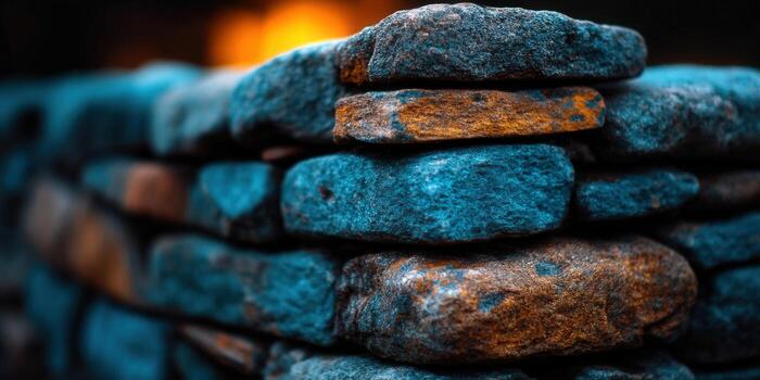 detallado ver de un Roca muro, presentando texturizado capas y natural colores. foto