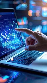 un mano puntos a un valores gráfico desplegado en un ordenador portátil pantalla. el antecedentes es borroso, demostración otro digital datos foto