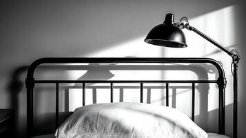 minimalista dormitorio lámpara ilumina un pacífico almohada y cama foto