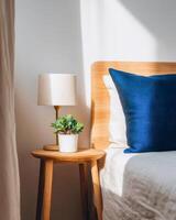 minimalista escandinavo dormitorio interior con natural ligero y acogedor decoración foto