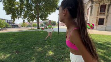 upplever dynamisk dansa rörelse i en livlig parkera miljö fylld med färger och glädje video