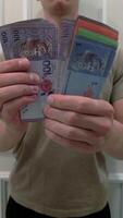Nahansicht von Mann Zählen malaysisch ringgit Myr Banknoten drinnen. Konzept von Finanzen, Geld Management, Gehalt, Zahlung, Ersparnisse, Investition, Geschäft und Wirtschaft im Malaysia. video