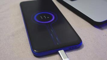 teléfono inteligente cargador rápidamente utilizando avanzado turbocompresor tecnología, con un visual monitor de el cargando proceso en pantalla. video