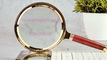 text animering transformerande coachning. lära sig handla om de påverkan av transformerande coaching använder sig av teknologi och på vilket sätt den omformar företag begrepp kreativt och effektivt video