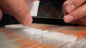 forskare plockning mikroskop glida från en samling i laboratorium video