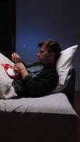 un hombre tendido en cama comiendo un cuenco de cereal video