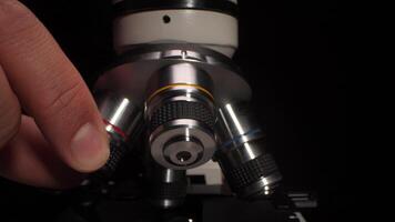 forskare ändring mål lins av mikroskop i laboratorium video