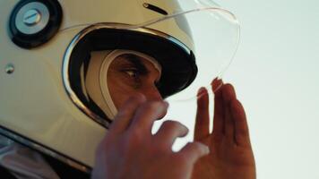 piloto hombre coche conductor elimina casco después Estresante pista carrera al aire libre video
