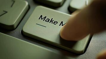 närbild av finger brådskande knapp på digital enhet gränssnitt video