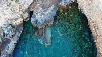 il motore Barche galleggiante su il superficie la creazione di un' modello contro il sfondo di chiaro cielo video