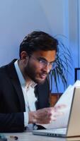 estresado indio empresario trabajando mirando a no pagado banco deuda facturas, haciendo papeleo, planificación presupuesto, calcular finanzas hipoteca pagos a oficina. disgustado persona de libre dedicación hombre lanza papel cuentas video