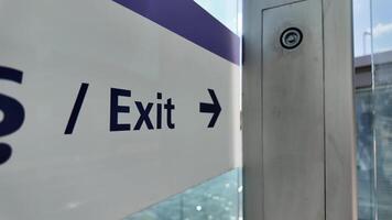 placa indicando Saída às público transporte estação video