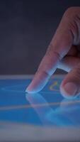 usando uma toque tela interface para interagir com financeiro gráficos . video