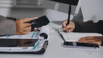 Due persone Lavorando su un' computer e un' taccuino video