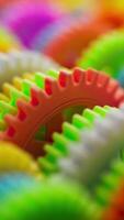 3d loop vicino su di colorato plastica ingranaggi Filatura nel un' grande interconnesso meccanismo, con vivace colori e morbido messa a fuoco. video