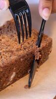 njuter en skiva av hemlagad kaka medan använder sig av en gaffel och kniv video