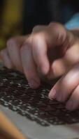 vertical . fêmea mãos digitando em teclado. escritor trabalhando em computador sentado às escrivaninha. freelance empregado Mensagens. video